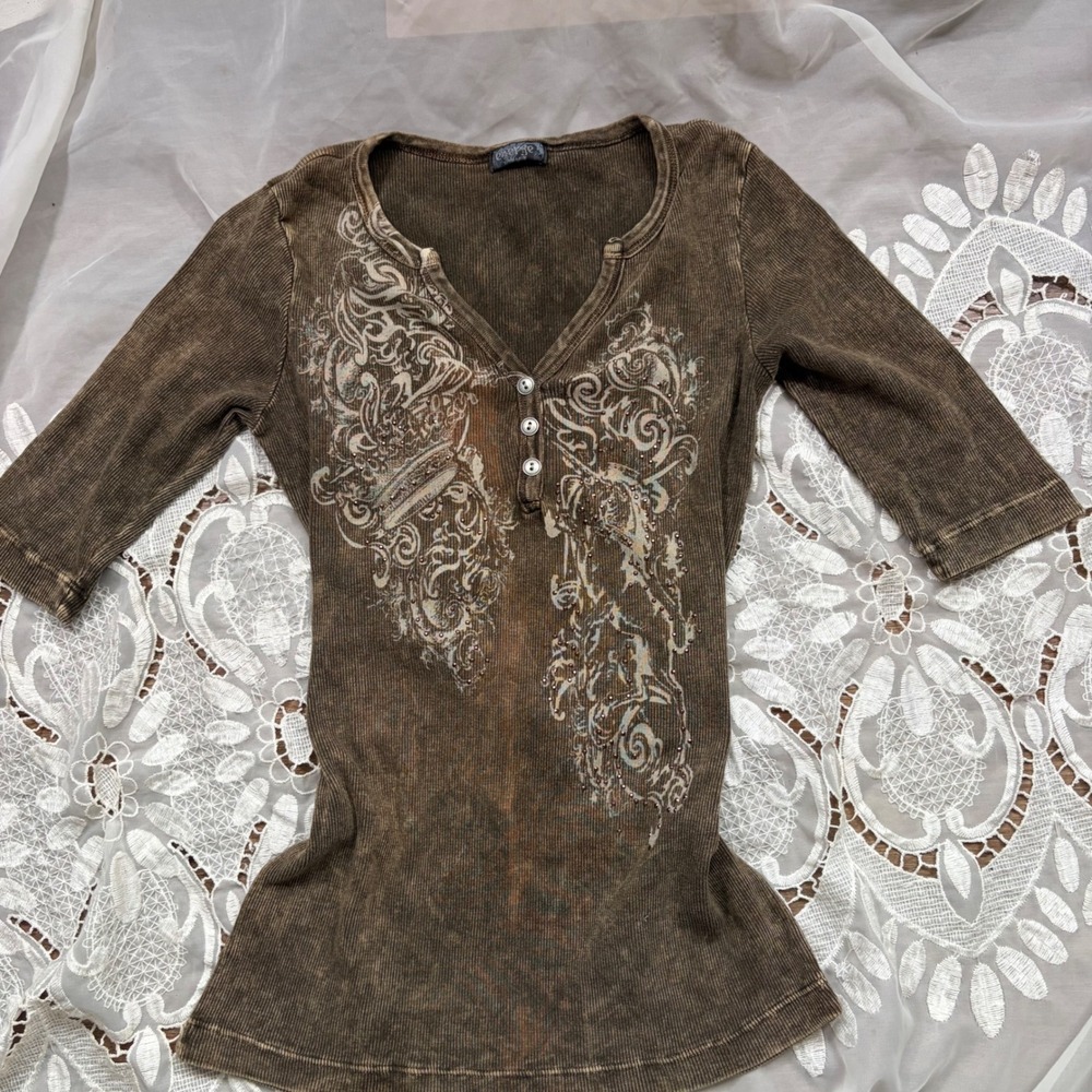 Energe Grunge Brown Acid Wash Ribbed Henley Top Y2K Graphic Rhinestone Scroll S